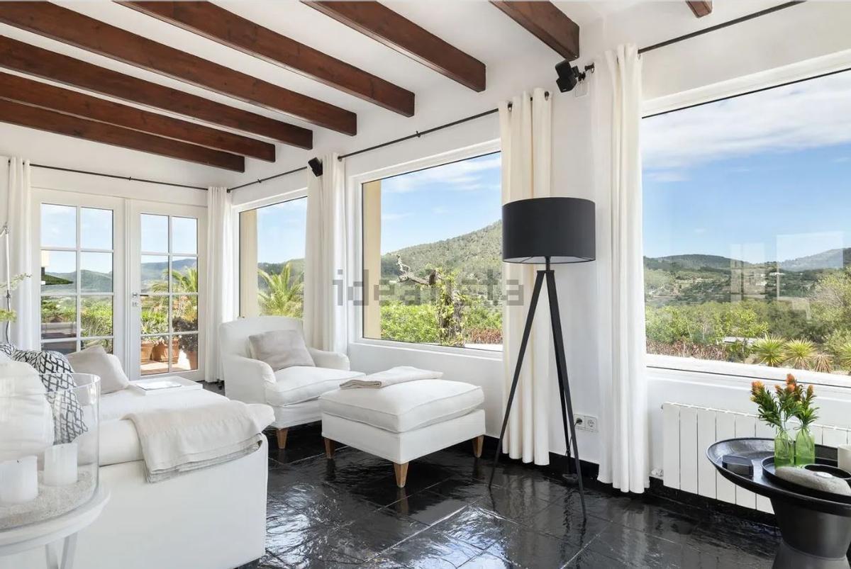 Una villa del siglo XVIII con una campana de capilla original sale a la venta en Ibiza