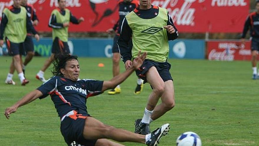 Juan Manuel Peña corta un balón en un reciente entrenamiento en A Madroa