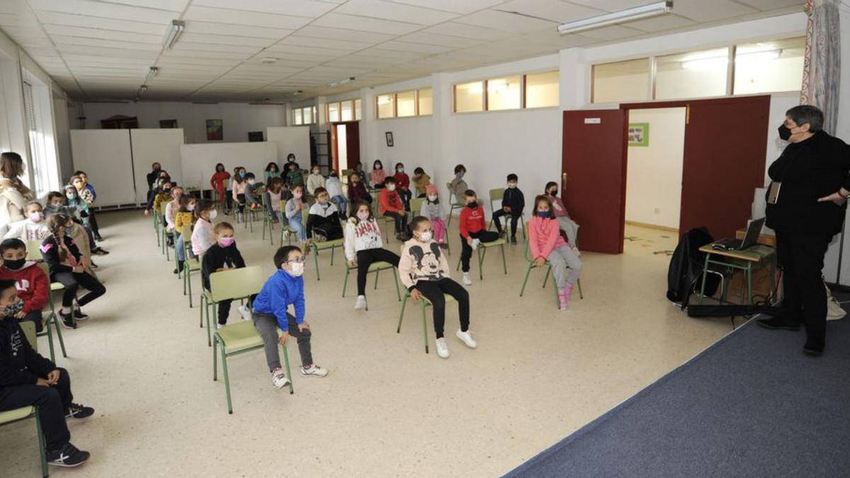 Estudiantes del CEIP de A Bandeira, durante un taller. |  // BERNABÉ/J. LALÍN