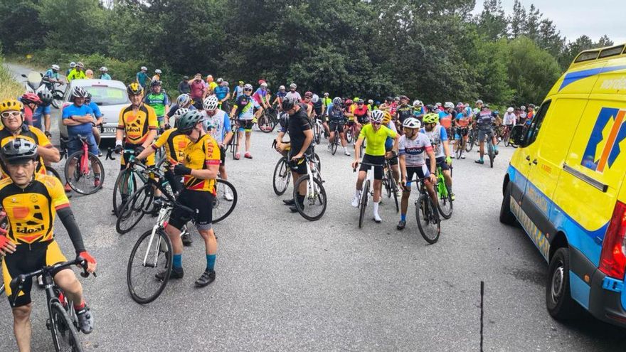 La familia de la Marcha Cicloturista Arousa rinde homenaje a Iván Raña | FDV