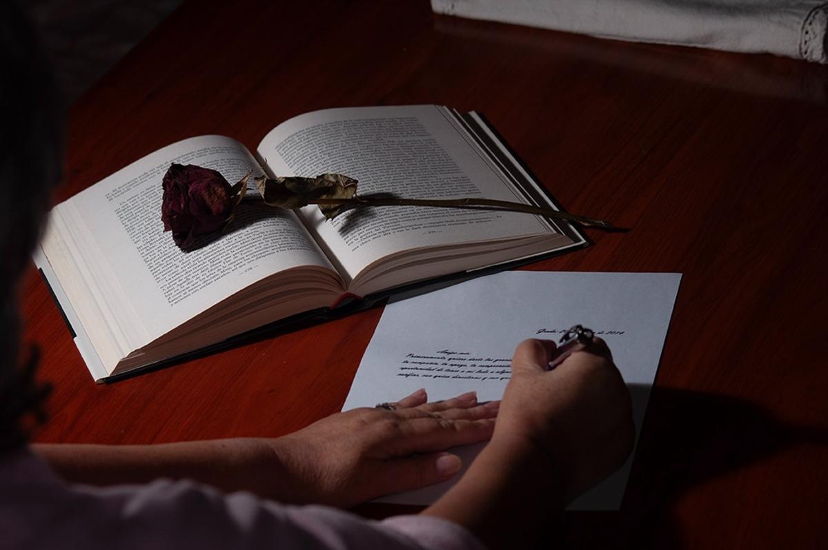 Imagen de la escritura de una carta.