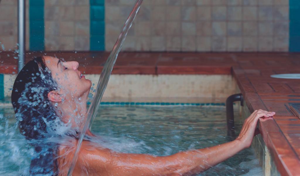 Piscina activa del Balneario de Lanjarón en Granada.