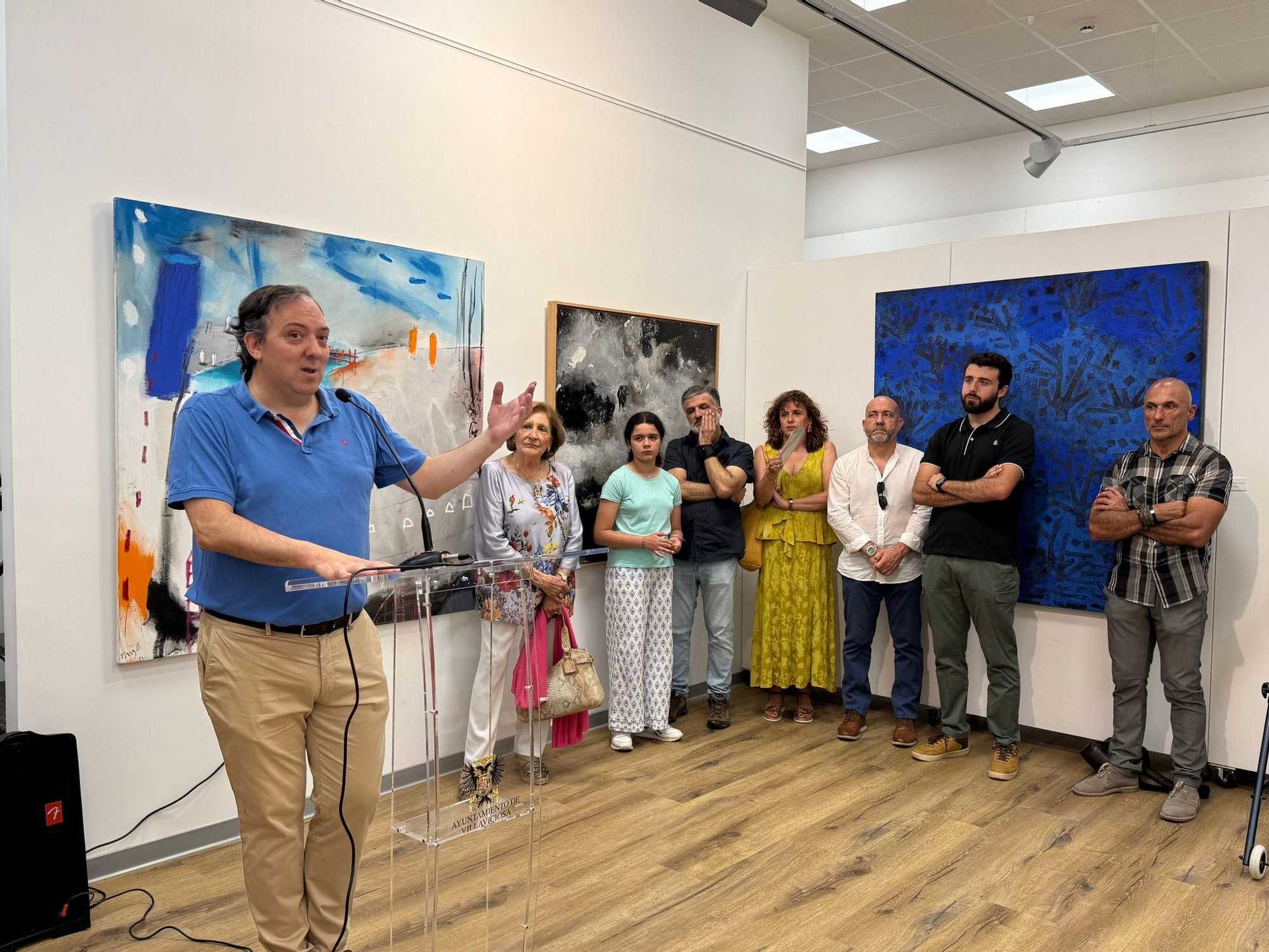 Así es la muestra de las 27 obras ganadoras del Certamen Nacional de Pintura de Villaviciosa que componen la colección municipal