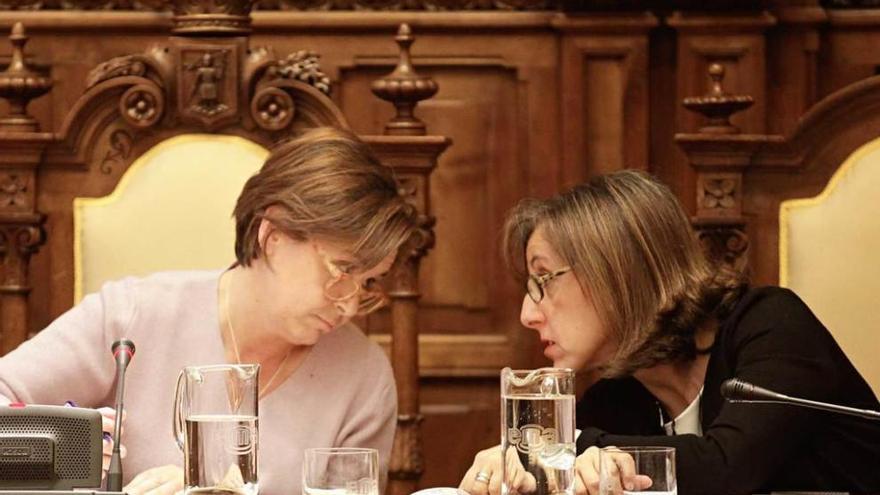 Carmen Moriyón habla en un Pleno con la interventora, Belén Grana.