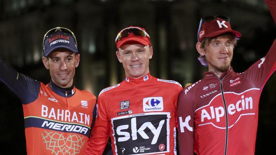 Nibali, a la izquierda, en el podio de la Vuelta 2018.