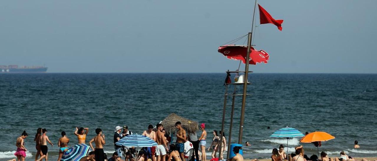 El Consell culpa del cierre de playas a los vertidos particulares a las acequias