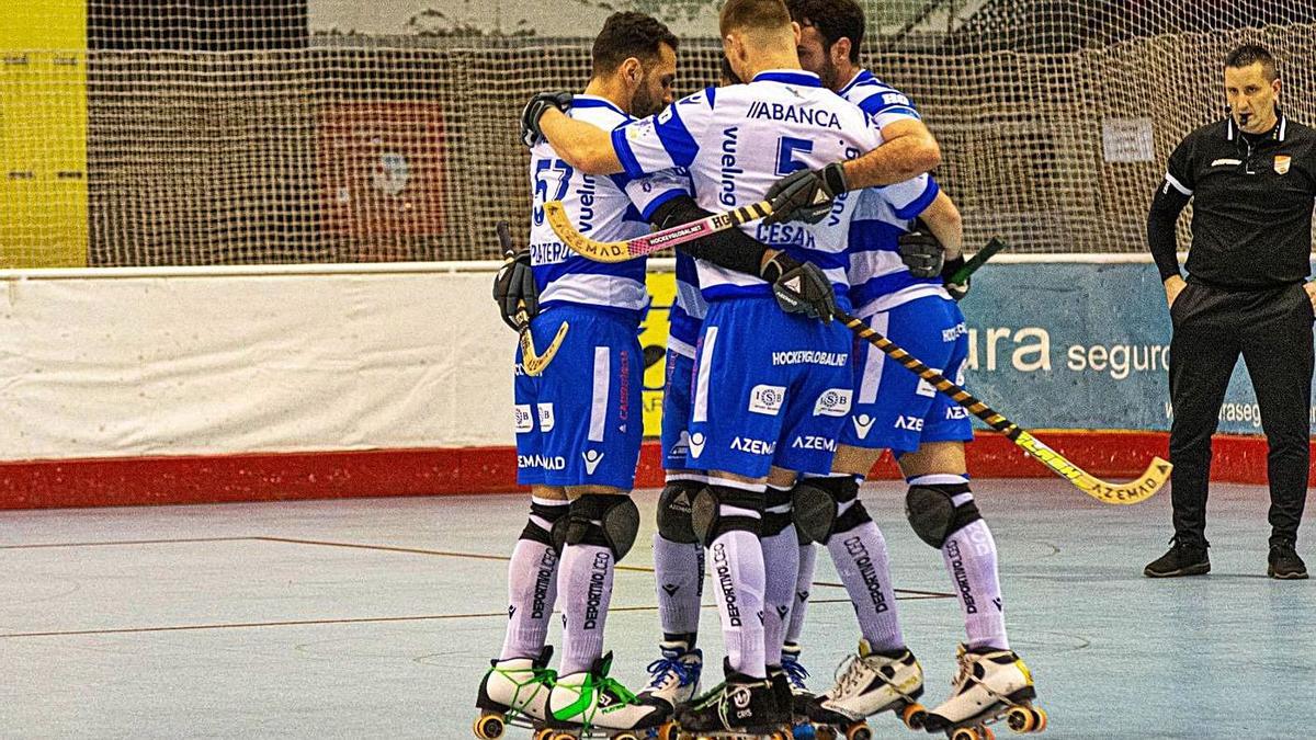 Celebración de uno de los goles del Liceo. |  // DAVID VALIENTE