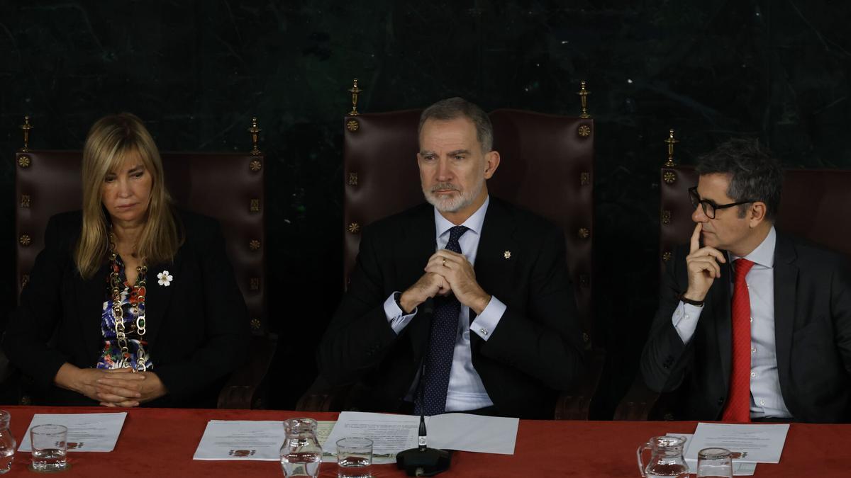 Felipe VI, este miércoles, entre Isabel Perelló, presidenta del CGPJ, y Félix Bolaños, ministro de Presidencia, Justicia y Relaciones con las Cortes.