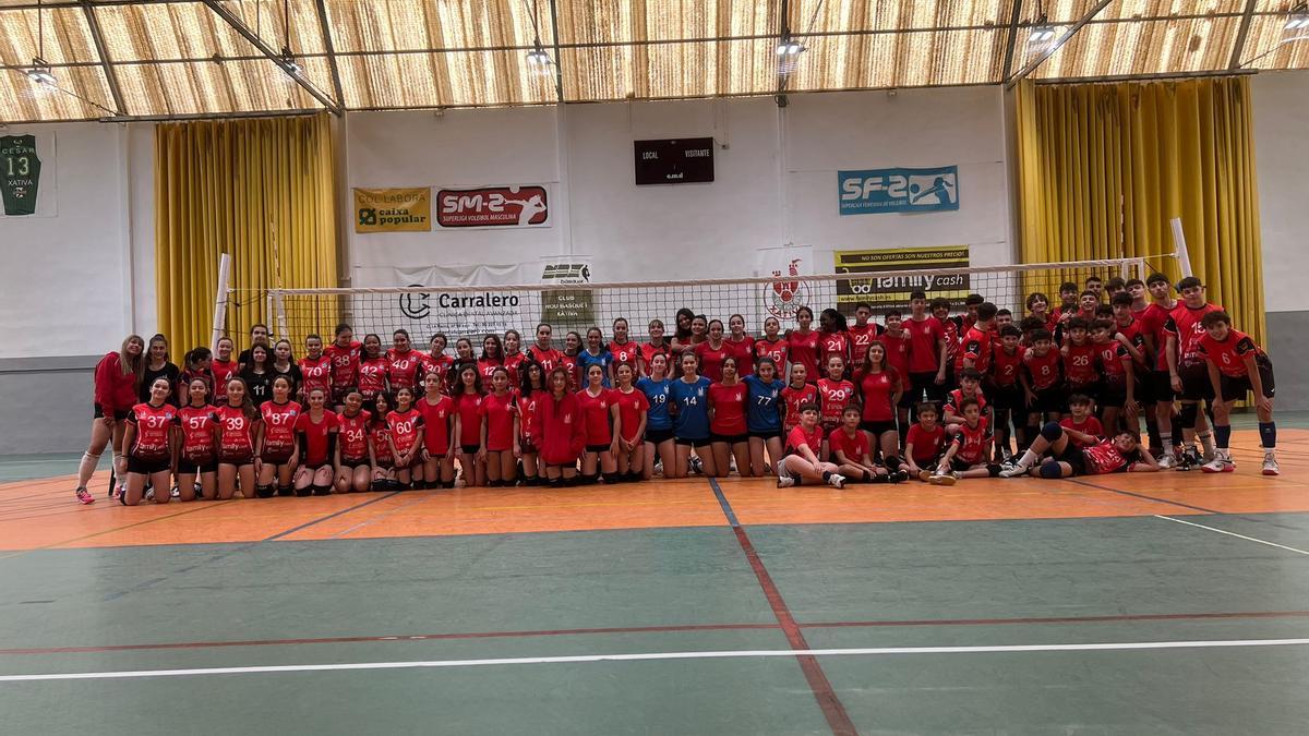 Jugadores de la cantera en el torneo interclub del Xàtiva Voleibol.