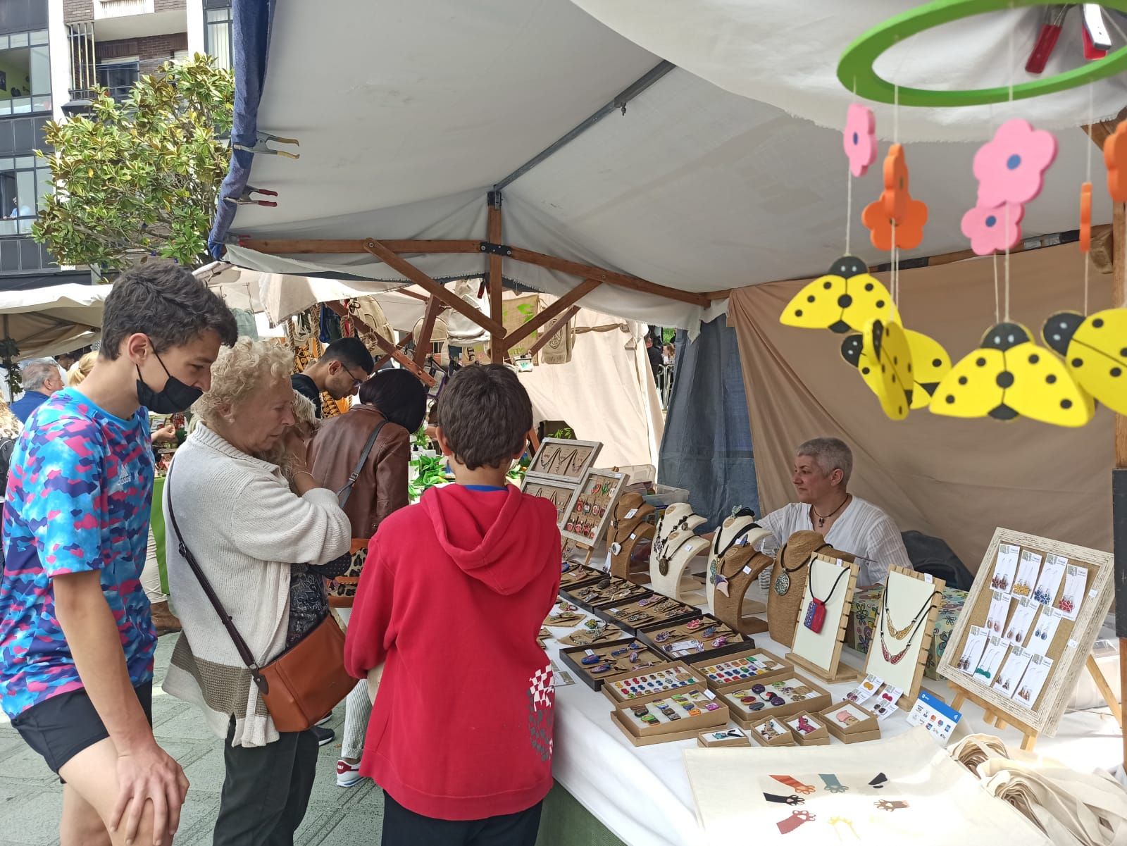 El mercado de San Isidro llena Posada de Llanera de tradición, música y niños