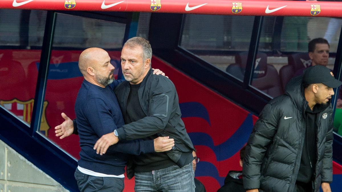 Manolo González, técnico del Espanyol, y Hansi Flick, entrenador del Barça, se saludan en Montjuïc antes del inicio del derbi.