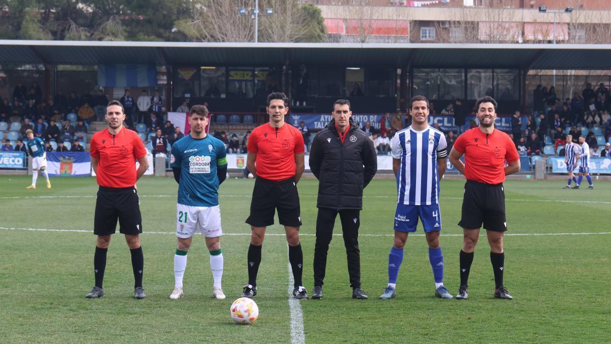 Muresan Muresan, en el centro de la imagen, antes de un encuentro entre el Córdoba CF y el Talavera.