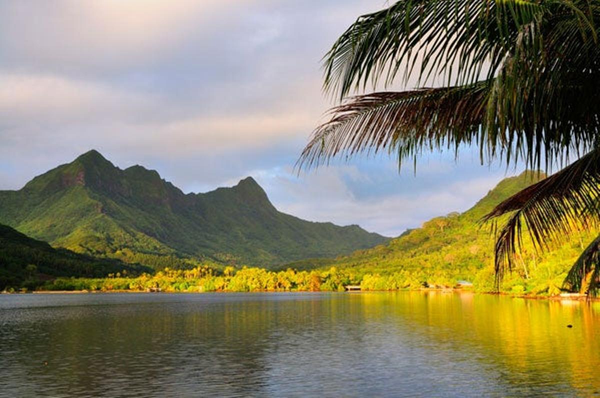 Monte Oropiro, en la isla de Raiatea. Monte Oropiro, en la isla de Raiatea.