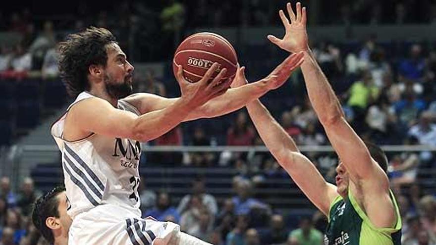 Llull entra a canasta en una acción del partido.