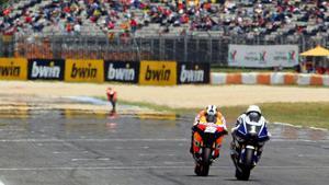 Jorge Lorenzo y Dani Pedrosa en la pelea de la victoria por el Gran Premio de Portugal de 2011