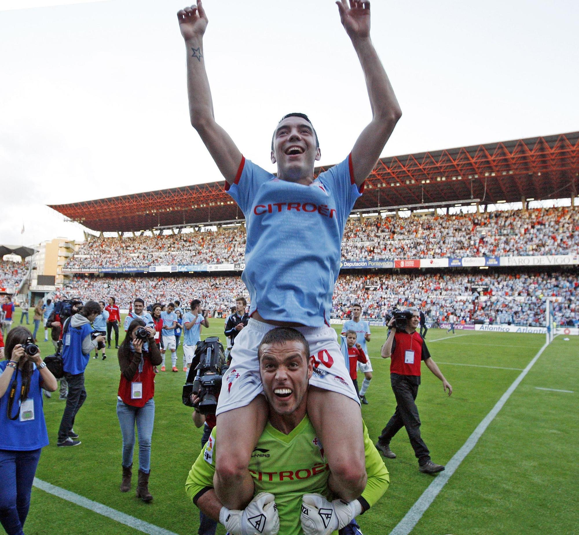 Iago Aspas, a hombros de Sergio, celebra el ascenso a Primera