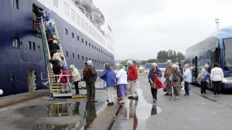 Los cruceristas llegaron a Vilagarcía a las siete de la mañana y partieron a las diez de la noche.  // Noé Parga