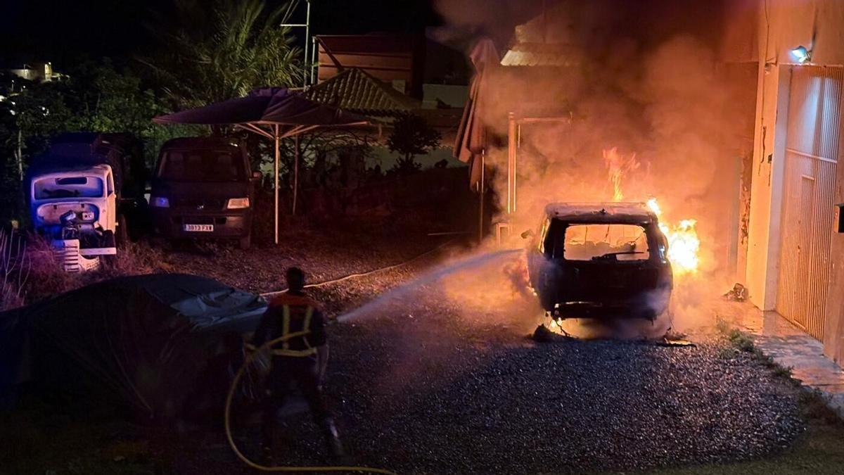 Incendio de un vehículo en el Barranco de Mogán, en Gran Canaria