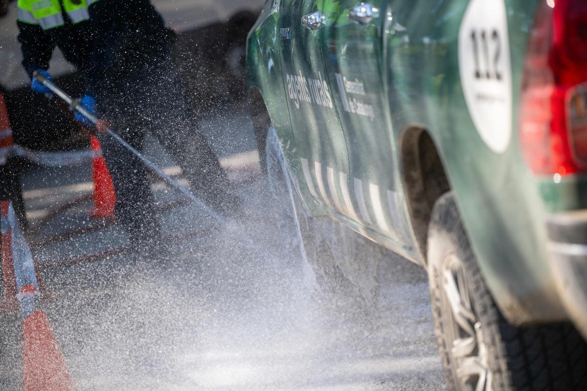 Efectivos de la UME en la zona en cuarentena por la Peste Porcina Africana en Torrefarrussa, a 1 de diciembre de 2025, en Barcelona, Catalunya (España).