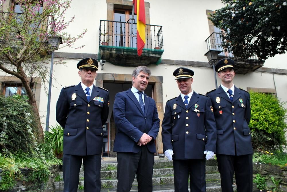 Ignacio Cosidó en la comisaría e Luarca para distinguir a dos agentes: Francisco García e Ignacio González- Cachón