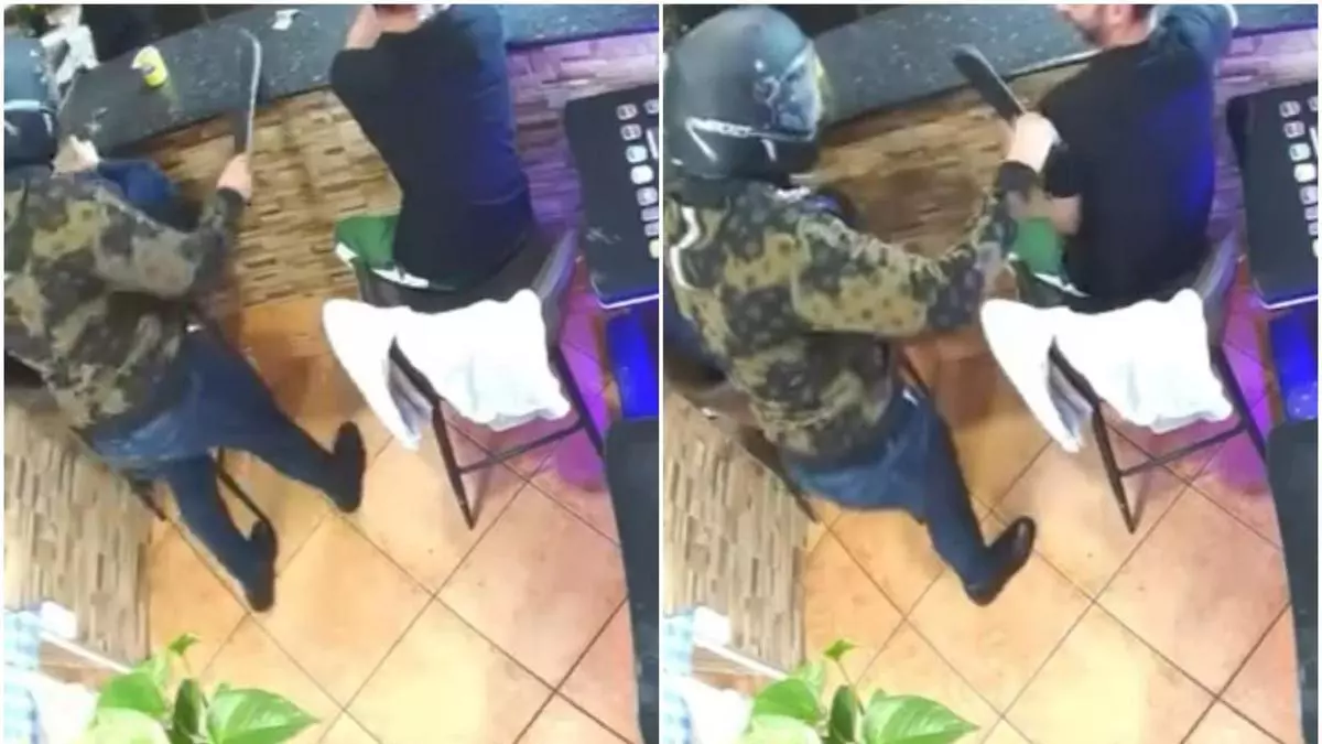 Surrealista atraco en Mijas: el camarero y los clientes del bar se ríen del ladrón pensando que era una broma y se va sin botín