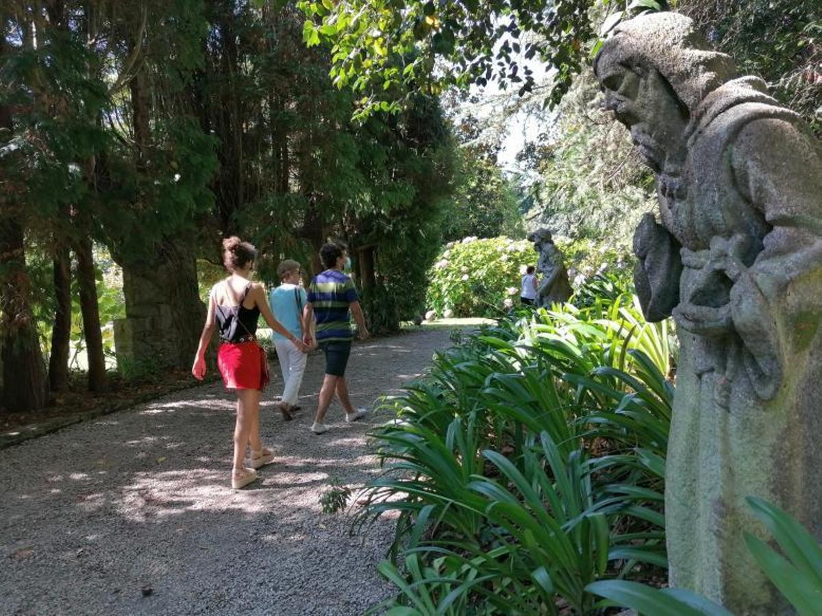 Sendero de los jardines del pazo, flanqueado por varias esculturas. | // LA OPINIÓN