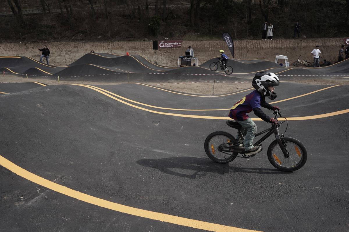 Imatge de l'acte inaugural de la nova pista de pump track de Gironella, en imatges