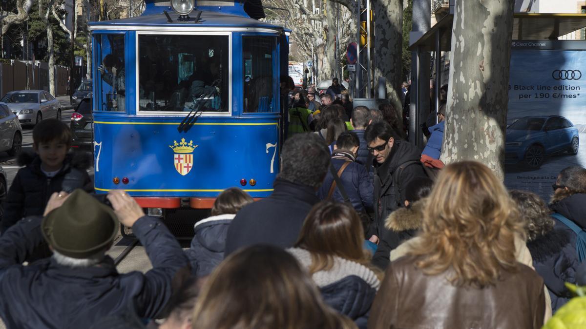 28 de enero de 2018. Centenares de barceloneses participan del último día de circulación del Tramvia Blau