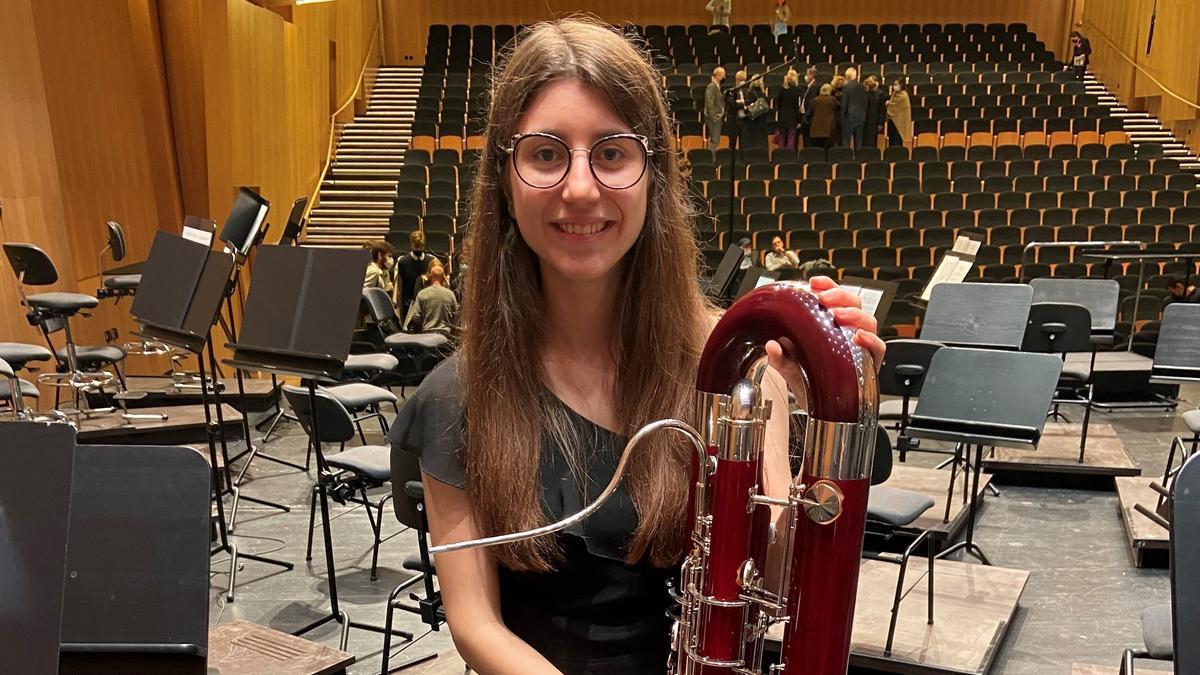 La joven fagotista María Alonso Medina posa tras un concierto en un auditorio