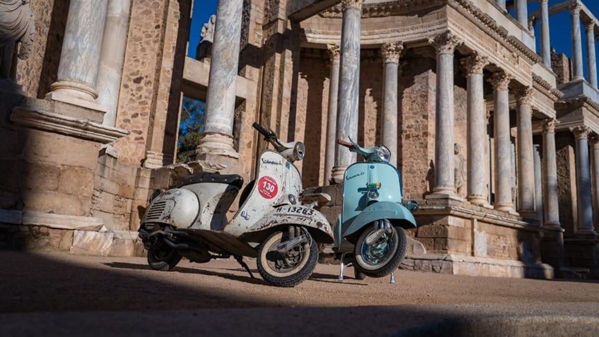 Dos Vespas en el Teatro Romano de Mérida.