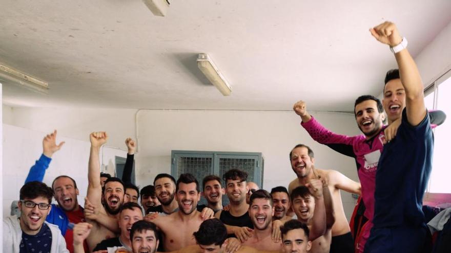 Los jugadores del Monóvar celebran el subcampeonato.