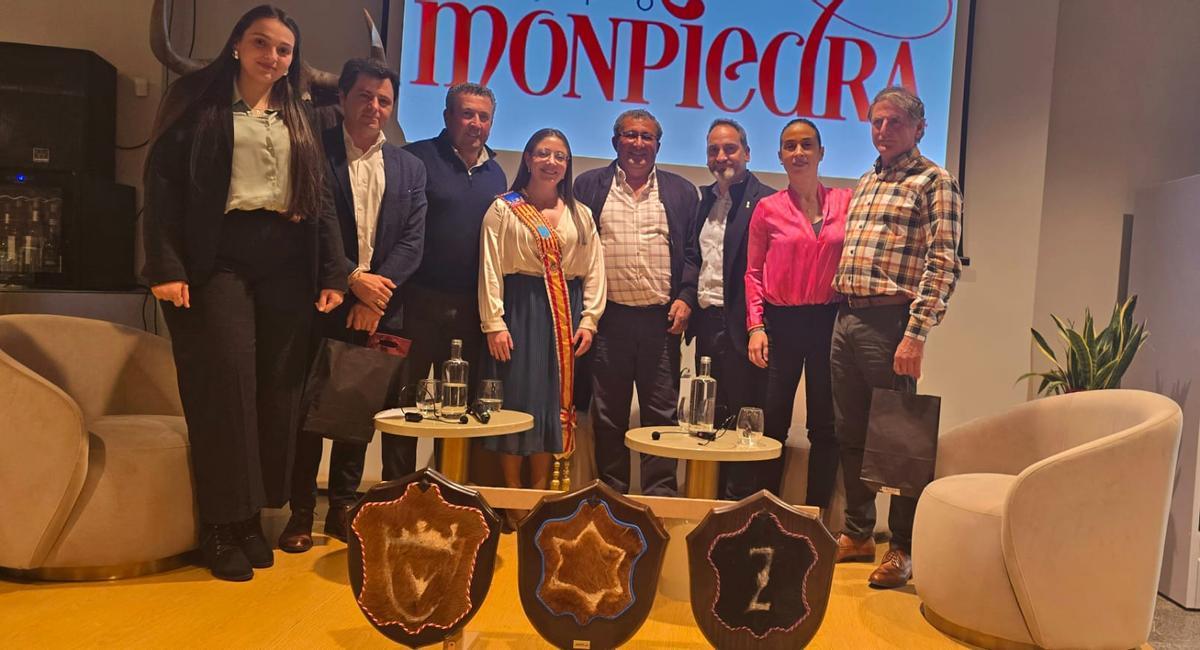 Los mayorales de Juan Pedro Domecq, Jandilla y Zalduendo, con la reina de las fiestas y miembros de la comisión de Sant Vicent.