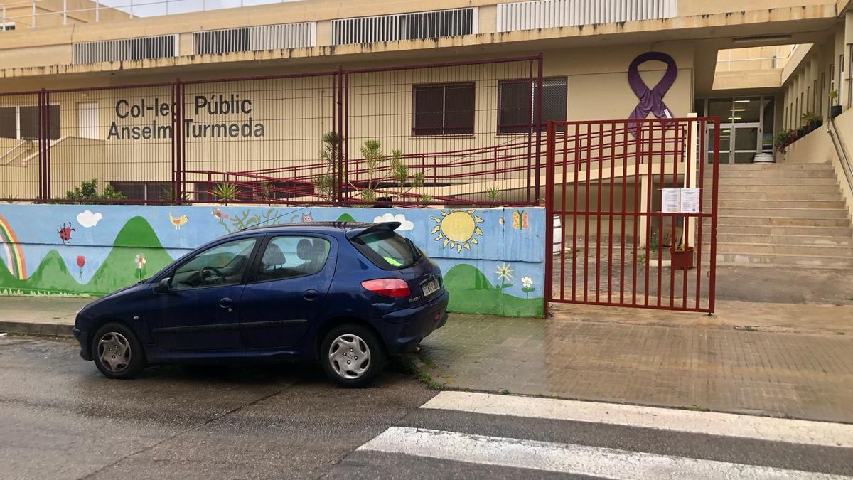 Entrada del colegio Anselm Turmeda, ubicado en la barriada de Son Roca en Palma.