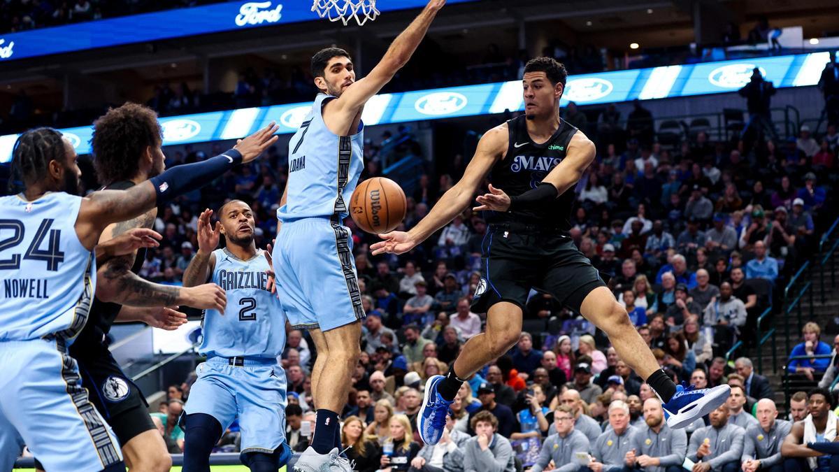 Santi Aldama defendiendo en el partido ante los Dallas Mavericks