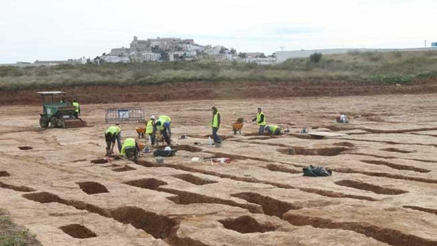 El yacimiento incluye una necrópolis tardoantiguo, restos de una casa de época romana, restos de una casa islámica, silos, pozos para recoger aceite y un conjunto de zanjas de cultivo.