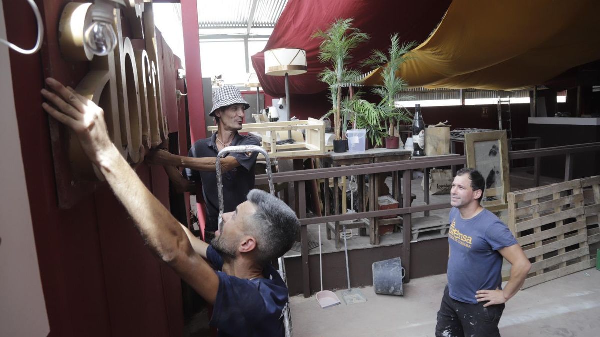 Montaje de una caseta para la Feria de este año.