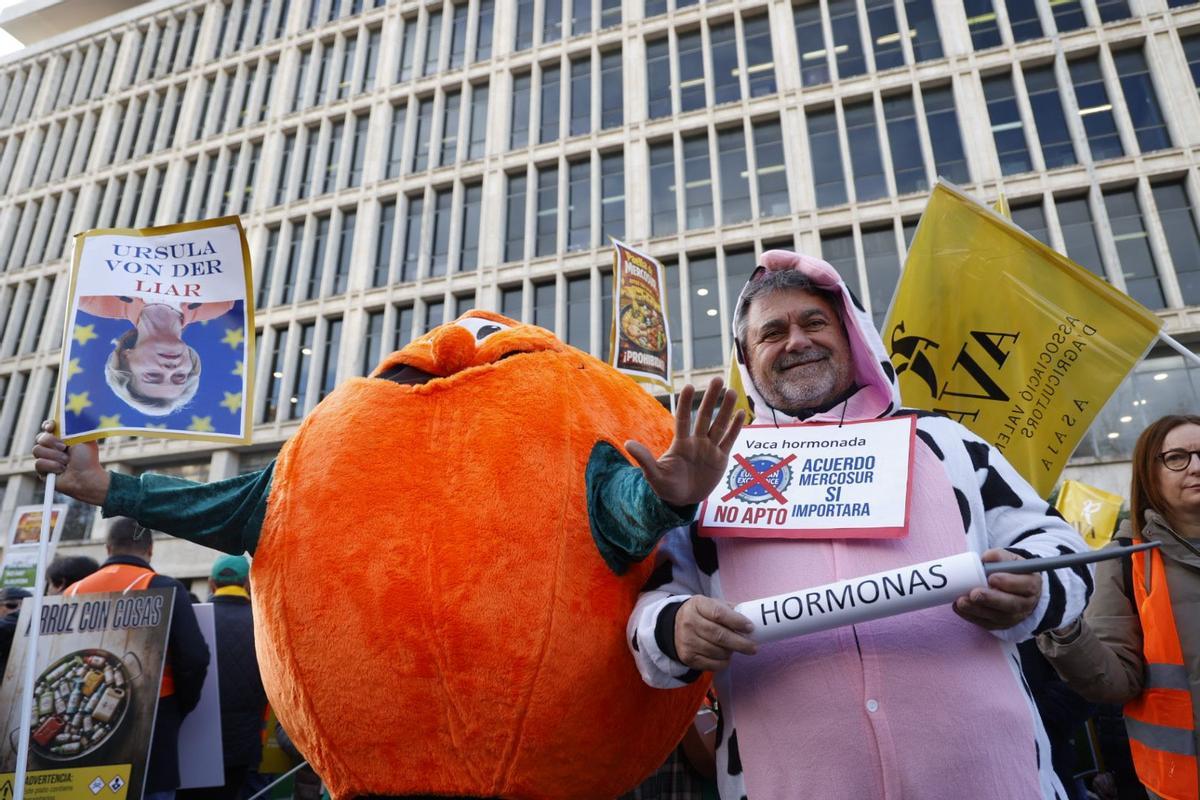 Colapso en las calles de València en el inicio de la tractorada por el acuerdo de la UE y el Mercosur