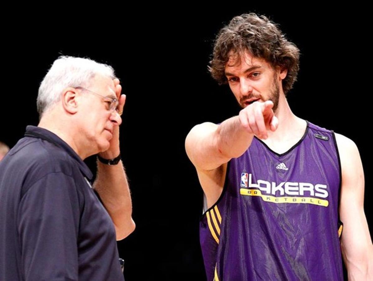 Gasol i el seu entrenador, Phil Jackson, durant la preparació per a l’últim partit.