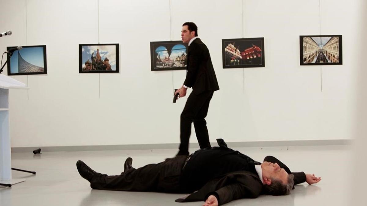 El embajador ruso, Andrei Karlov, yace en el suelo tras ser abatido por Mevlut Mert Altintas en una galería de arte, en Ankara (Turquía), el 19 de diciembre.