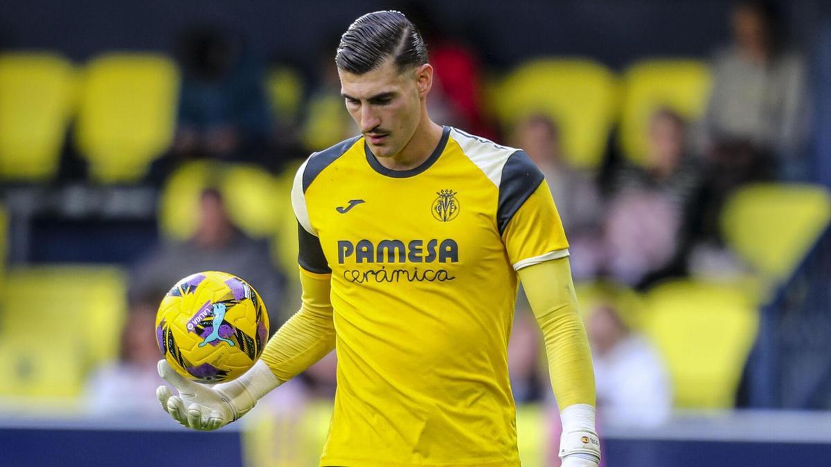 Diego Conde, durante el calentamiento en un partido con el Villarreal CF