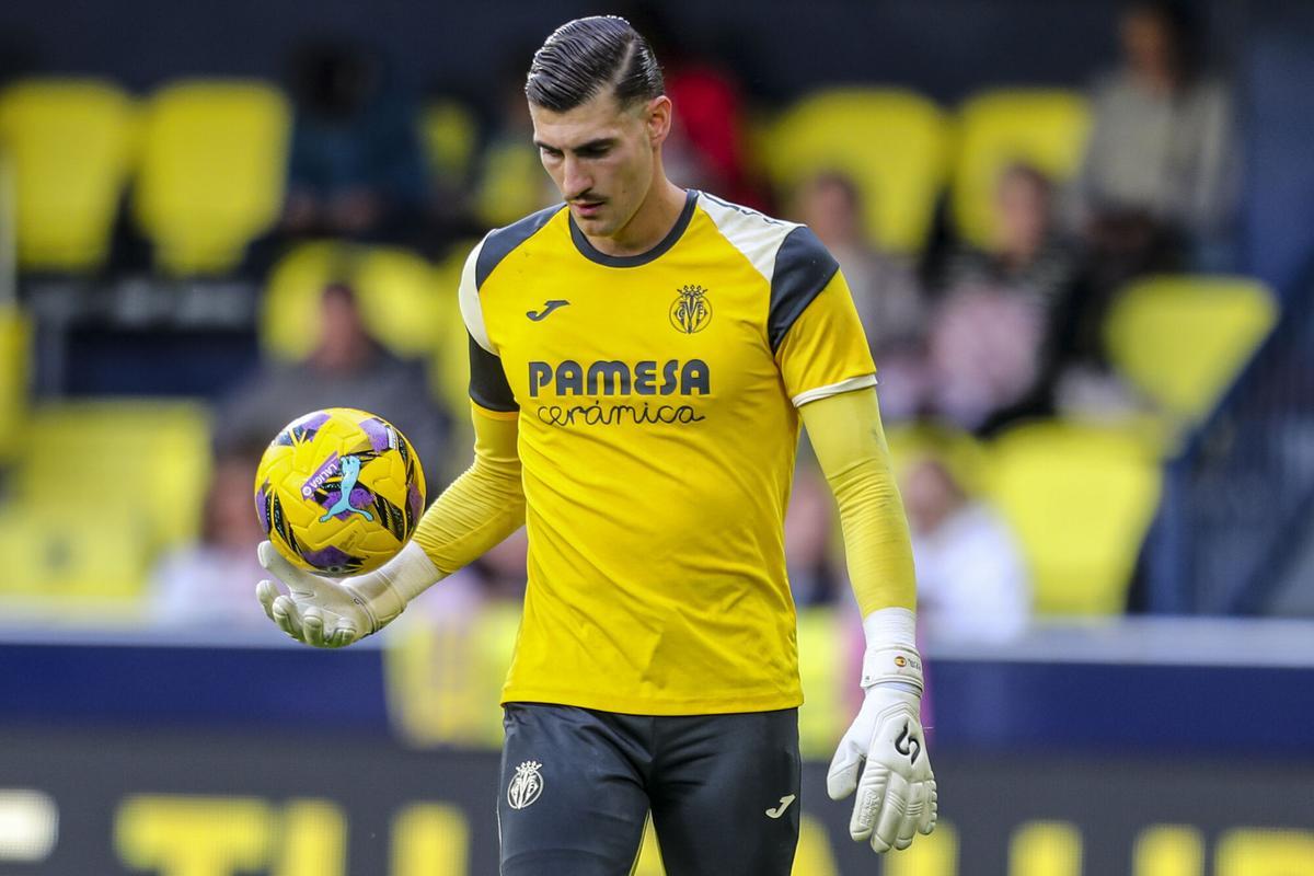 Diego Conde, durante el calentamiento en un partido con el Villarreal CF