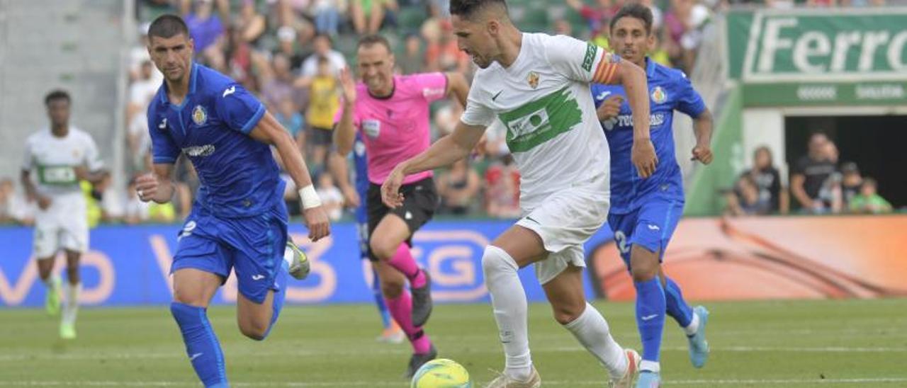 Fidel controla un balón y se prepara para dar un pase en el Elche-Getafe, último partido de la temporada pasada. | MATÍAS SEGARRA