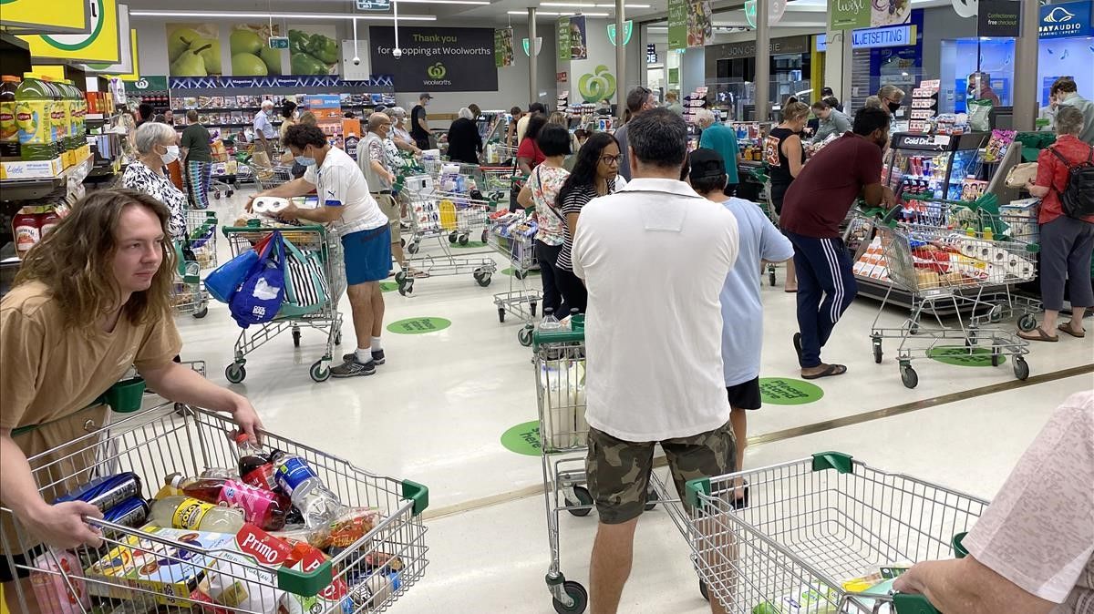 Compradores en un supermercado tras el anuncio del confinamiento en Brisbane.
