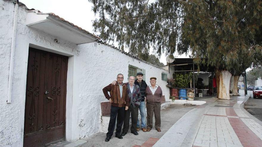 De izquierda a derecha Aurelio Buitrago, Francisco Burgos, Manuel López y Antonio Romero junto a los veteranos kioscos del Palo.