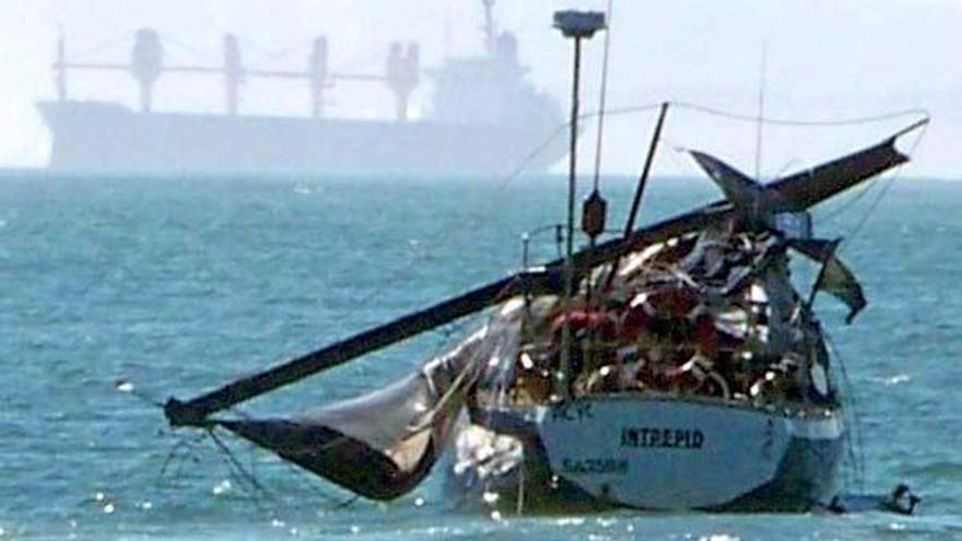 Imagen del barco después del impacto del mamífero.