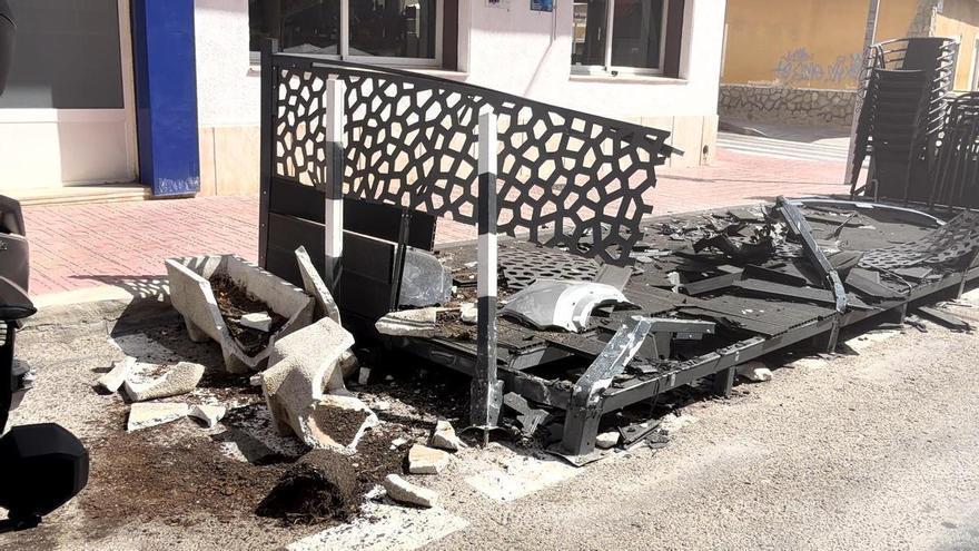 Destrozos provocados por el accidente en la terraza situada en la calle San Pascual