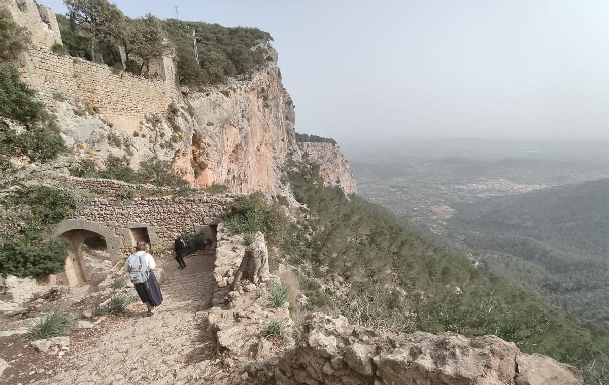 Entrada y parte de las murallas del castillo de Alaró, en una imagen reciente.