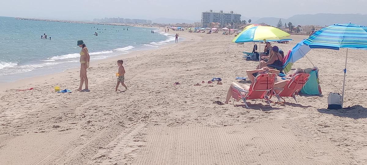 Los bañistas alaban la gran superficie de arenal que han recuperado las playas regeneradas.