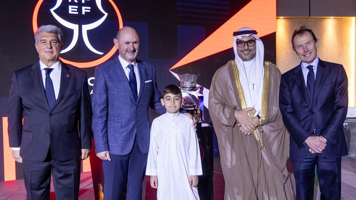 De izquierda a derecha: Joan Laporta, presidente del FC Barcelona; Rafael Louzán, presidente de la RFEF; Sheikh Abdulaziz Kaki, cónsul honorario de España en la embajada en Riad; y Emilio Butragueño, el director de Relaciones Institucionales del Real Madrid.