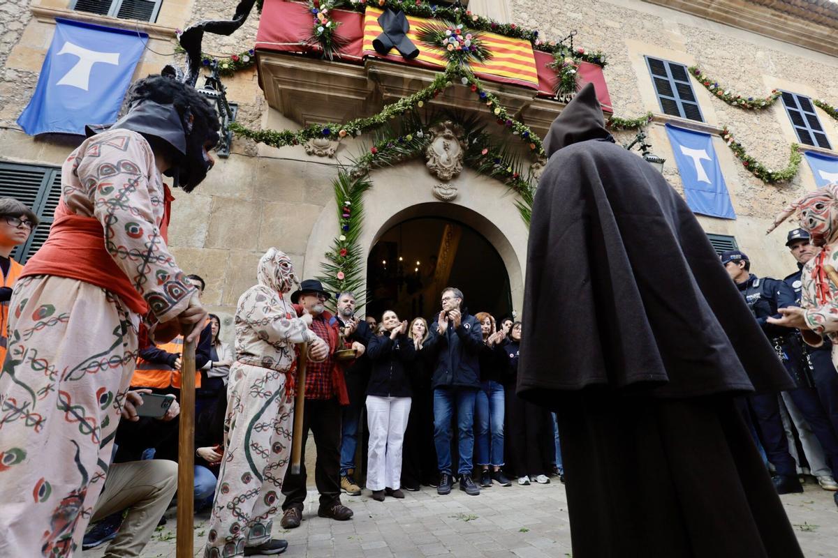 Un Sant Antoni amable y respetuoso llena Manacor de fiesta y humo